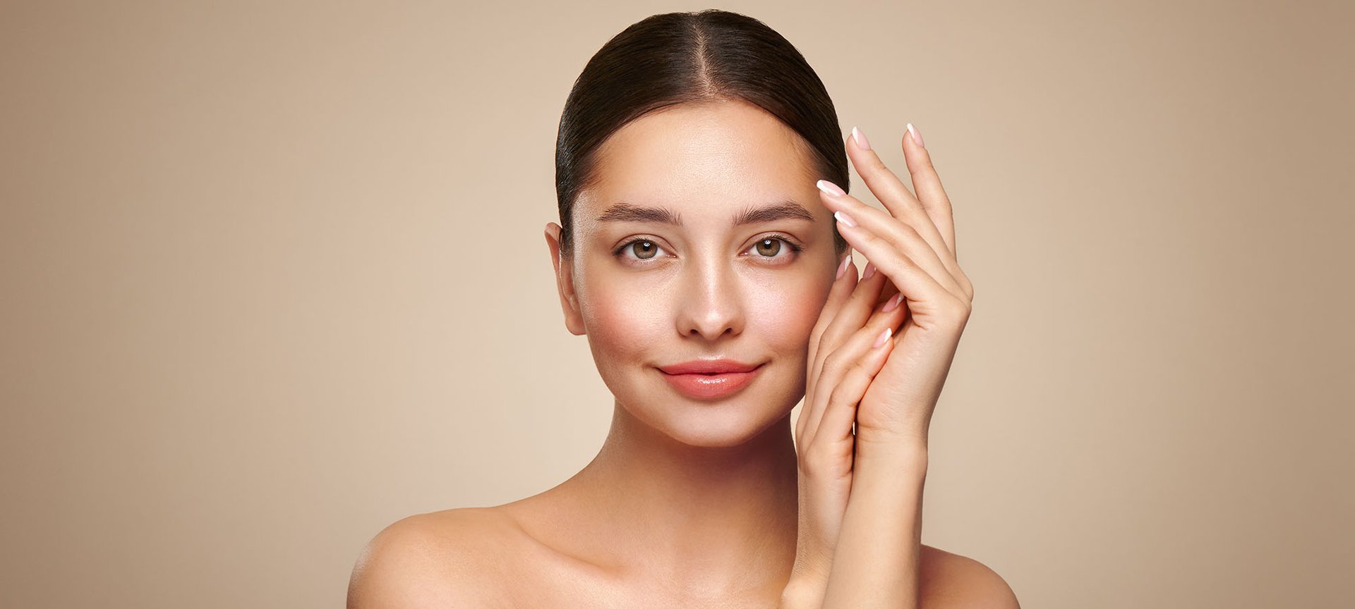 Młoda kobieta z gładką cerą