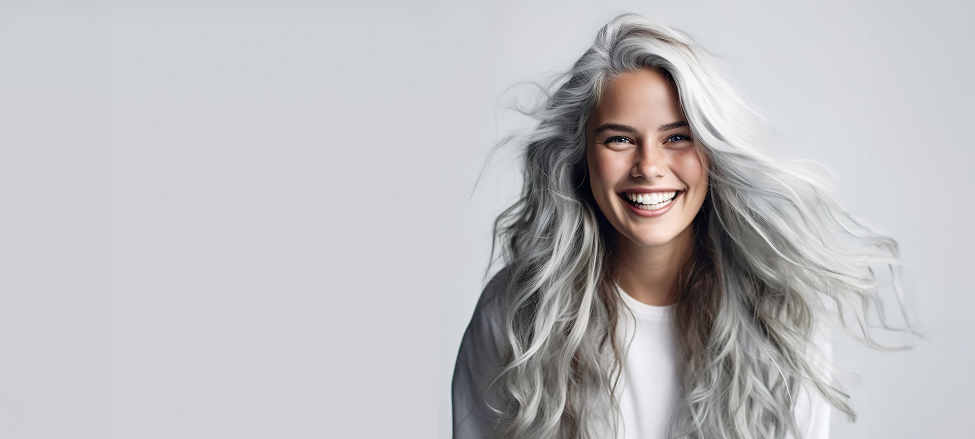 Kobieta o siwych włosach