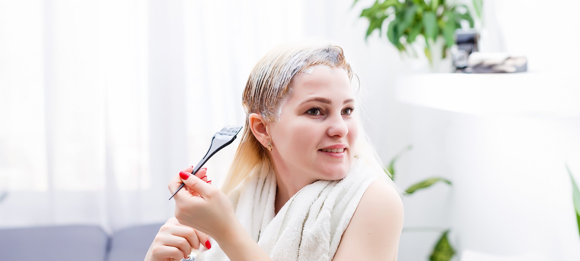 kobieta wykonująca farbowanie włosów w domu