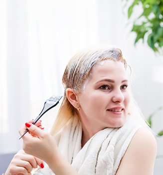 kobieta wykonująca farbowanie włosów w domu