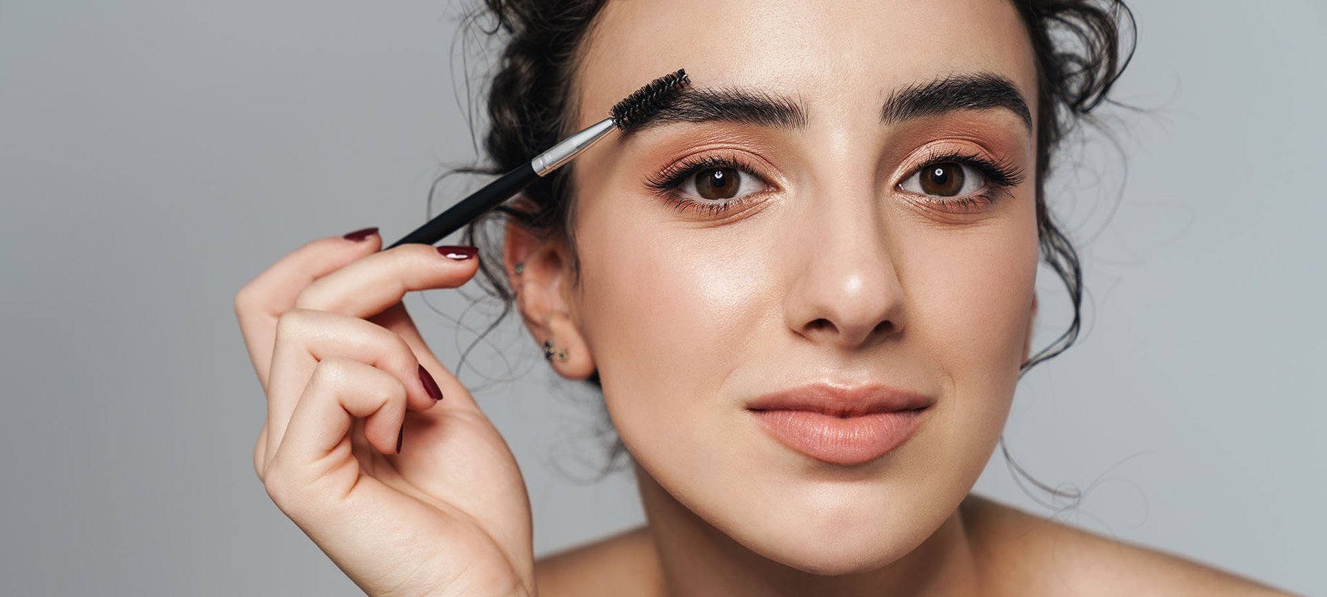 Kobieta wykonująca makijaż brwi