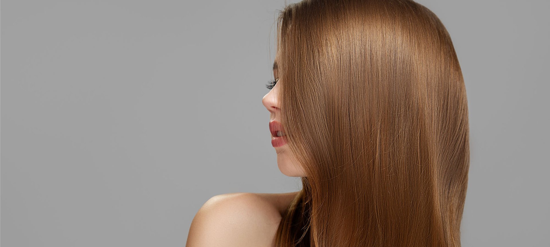 kobieta o zdrowo wyglądających, lśniących włosach z efektem tafli wody