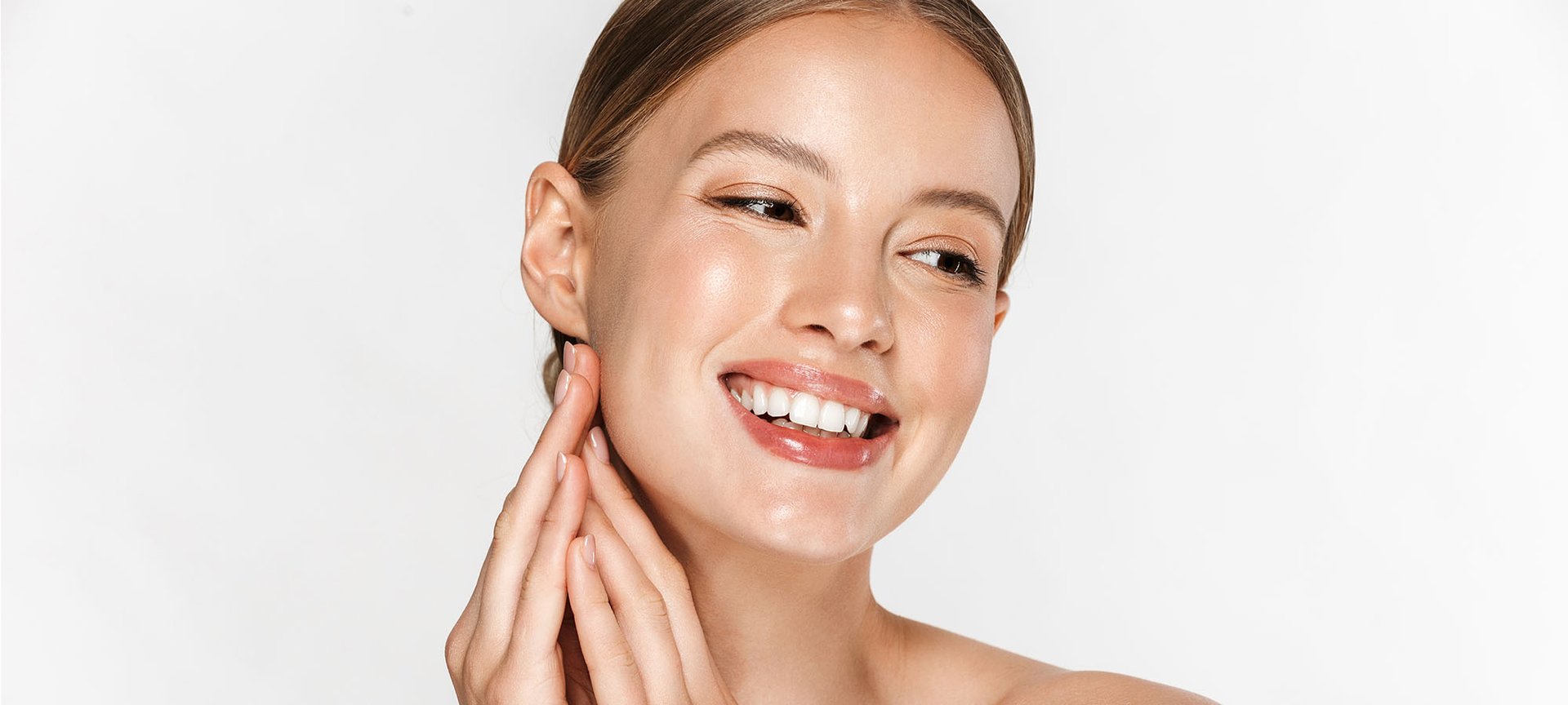 Młoda kobieta w rozświetlającym makijażu glow