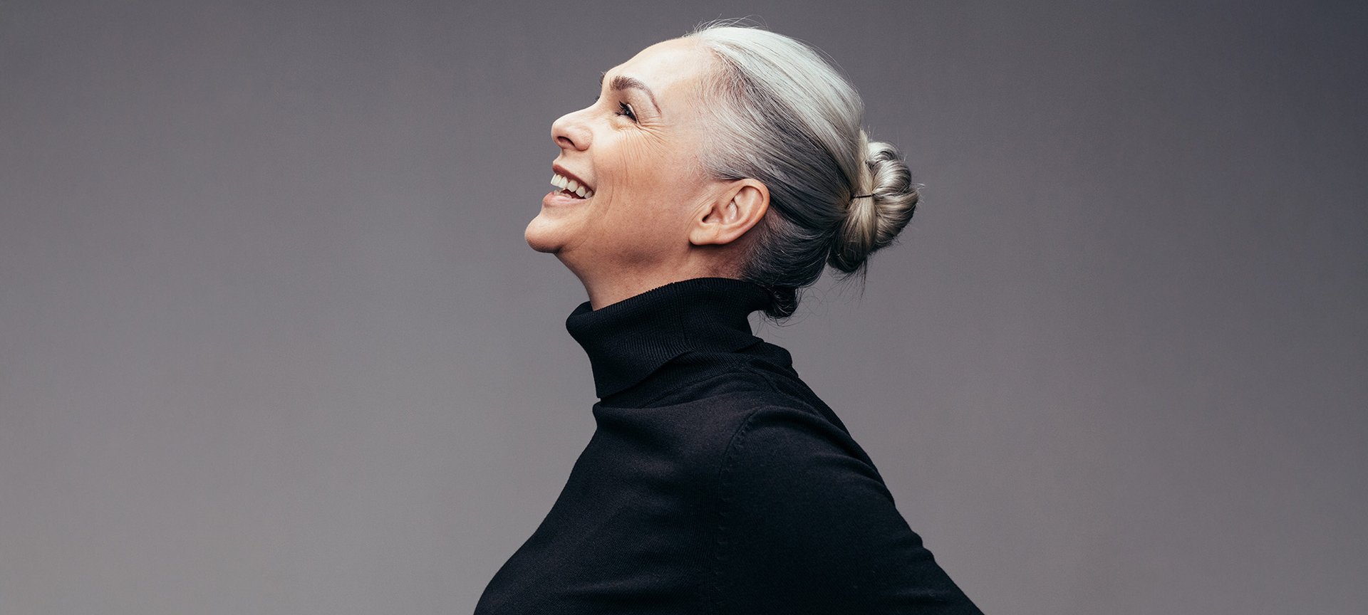 uśmiechnięta kobieta w starszym wieku