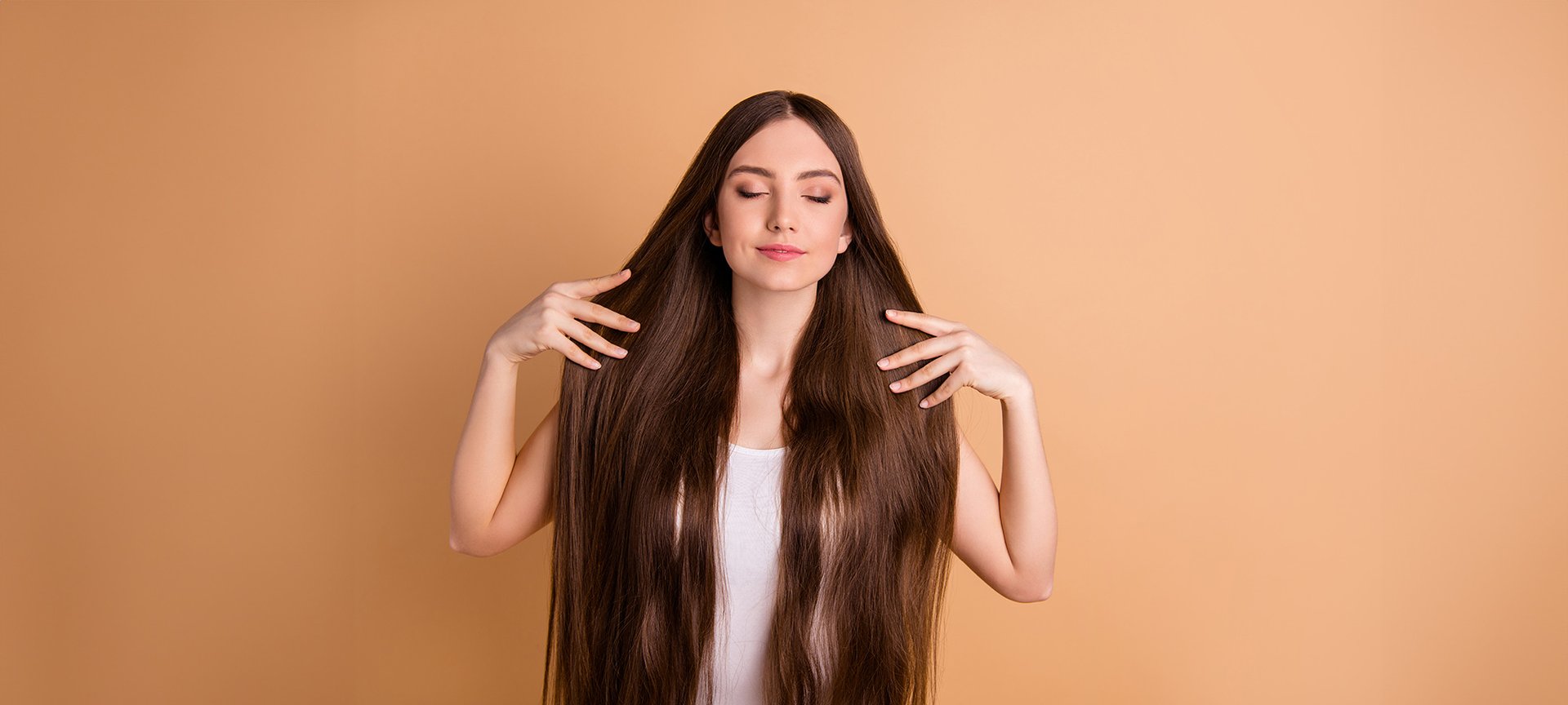 Kobieta z długimi, naturalnie wyglądającymi włosami po koloryzacji