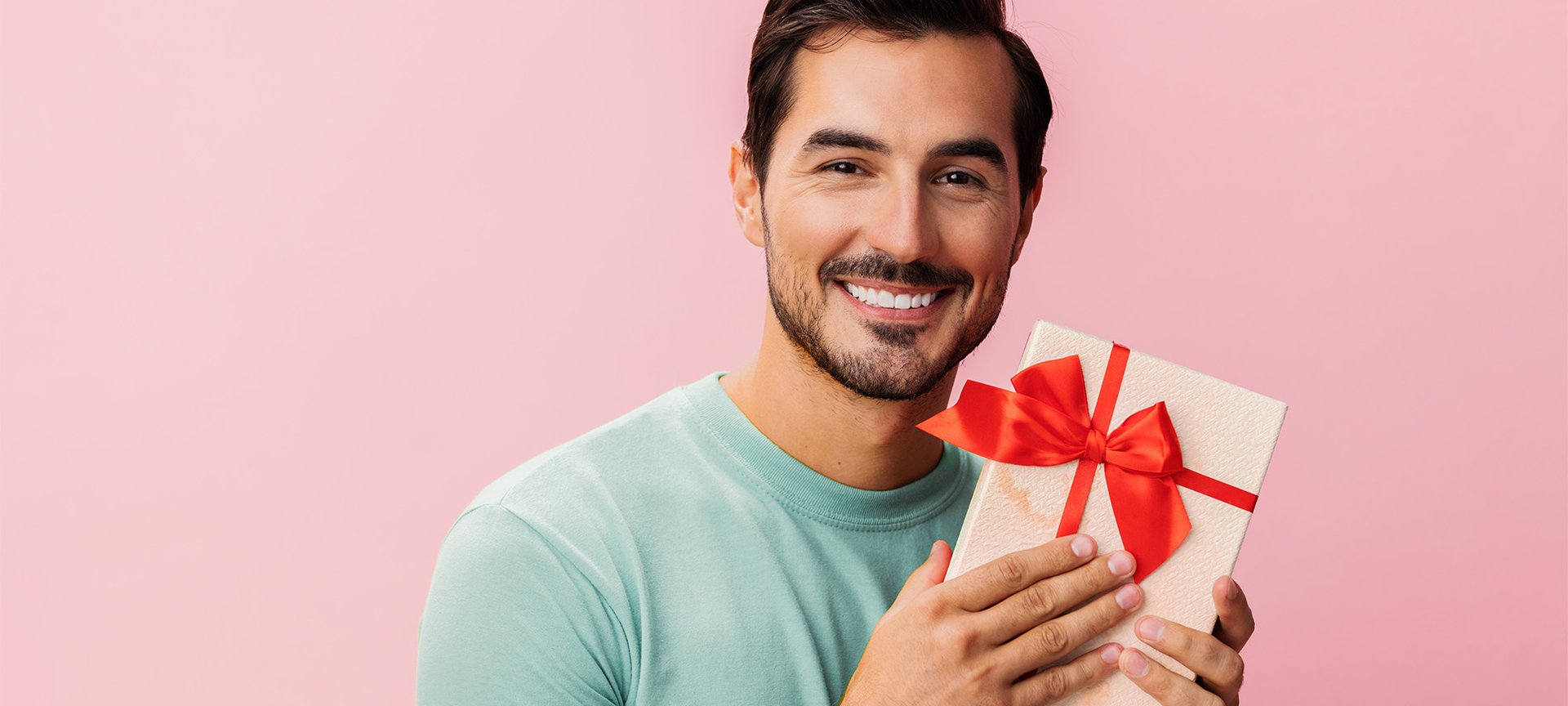 uśmiechnięty mężczyzna z prezentem