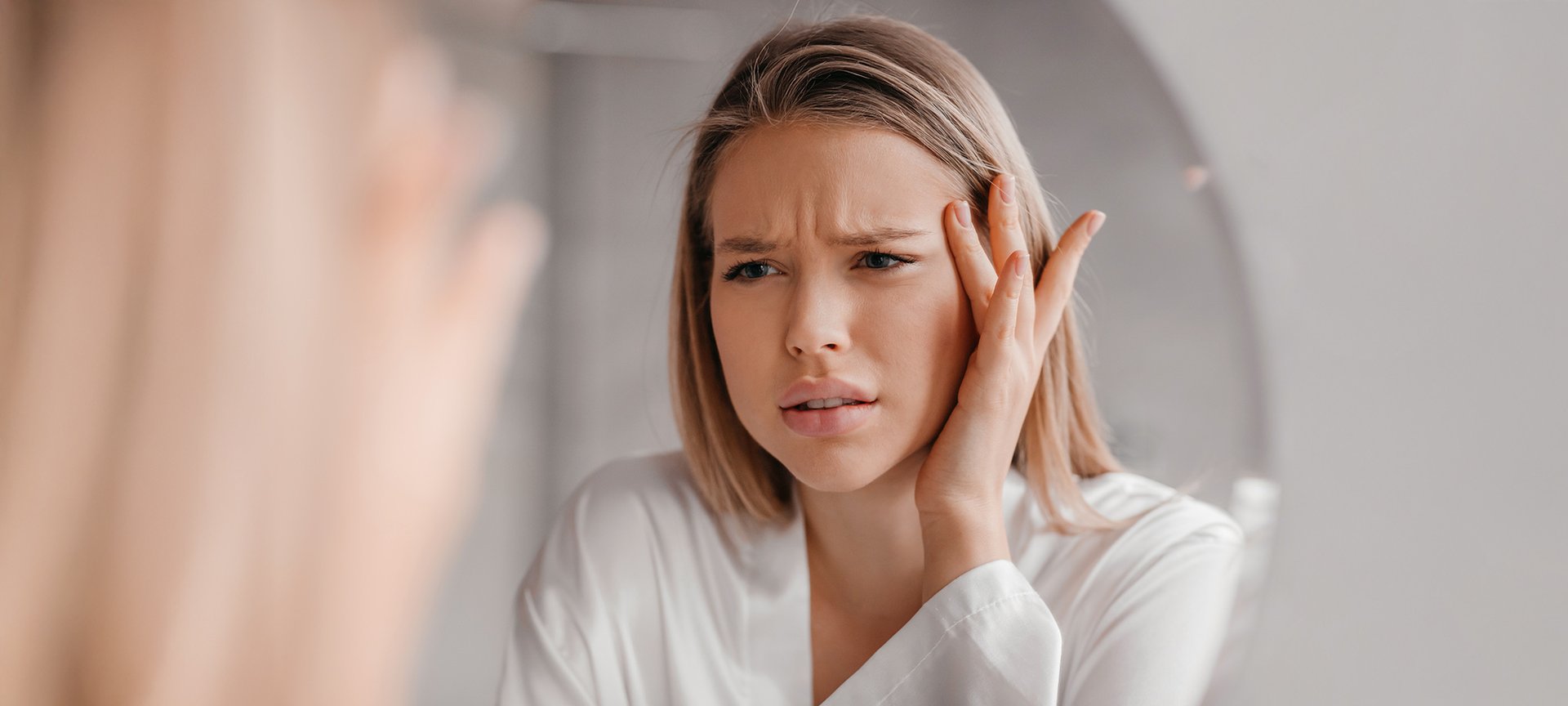  kobieta z suchą skórą twarzy