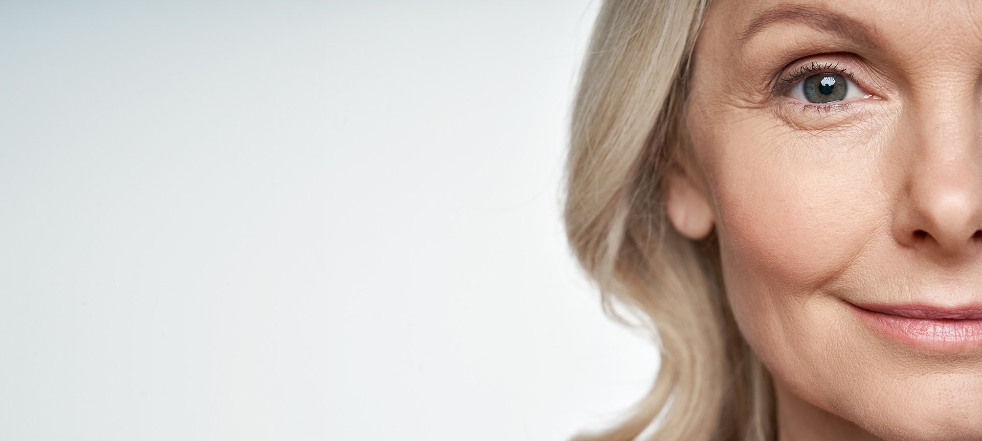 Starsza, uśmiechnięta kobieta