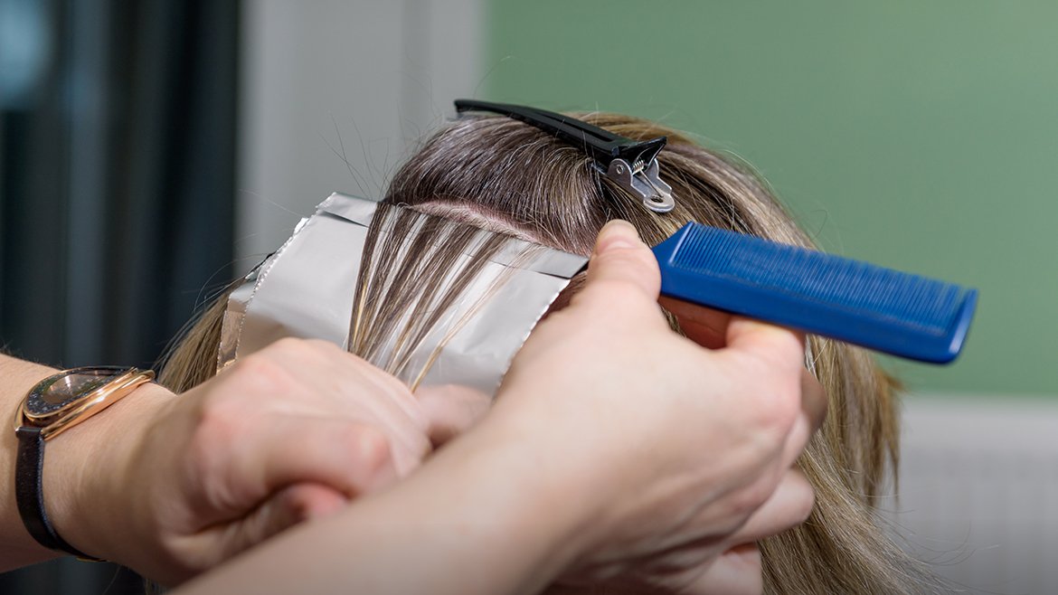 Kobieta w trakcie koloryzacji/rozjaśniania pasm.