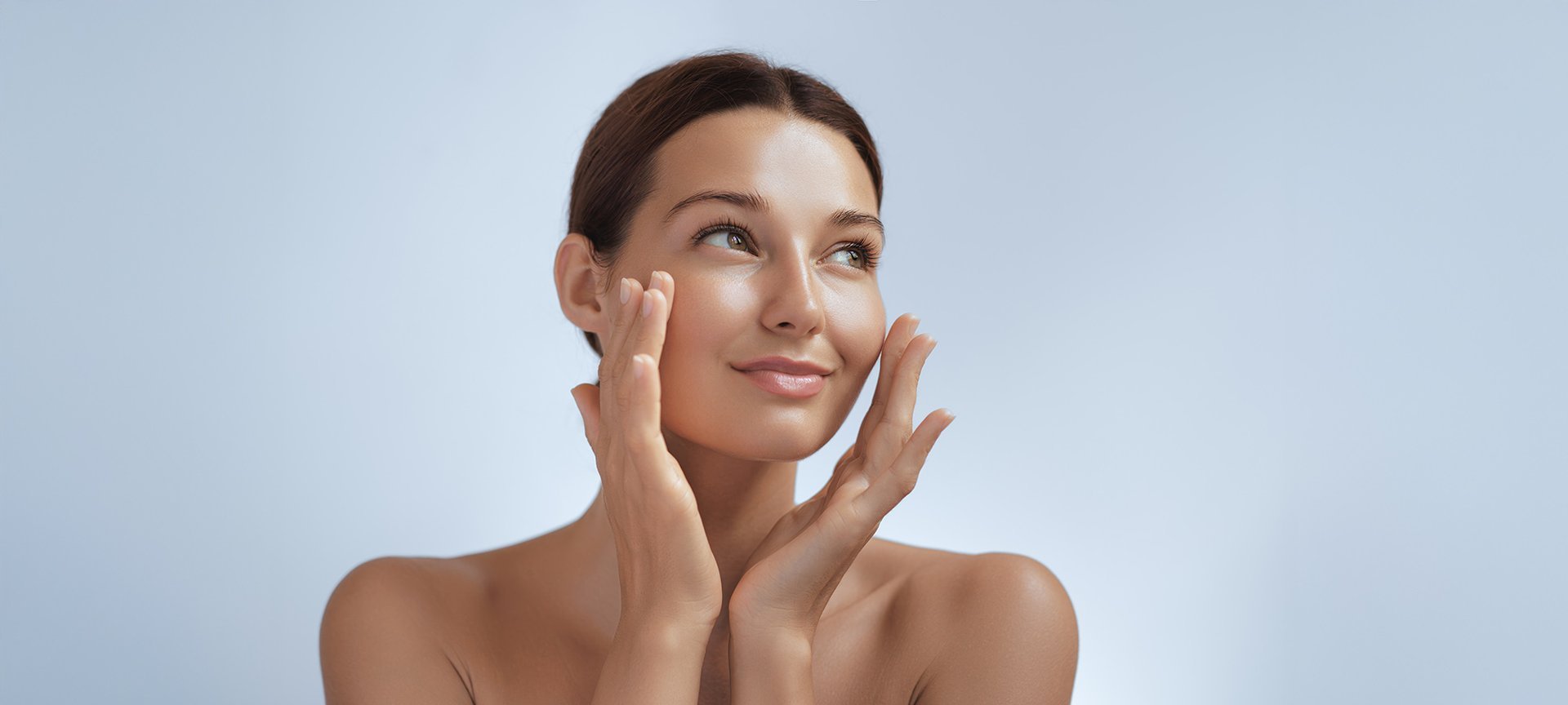 kobieta z nawilżoną skórą twarzy