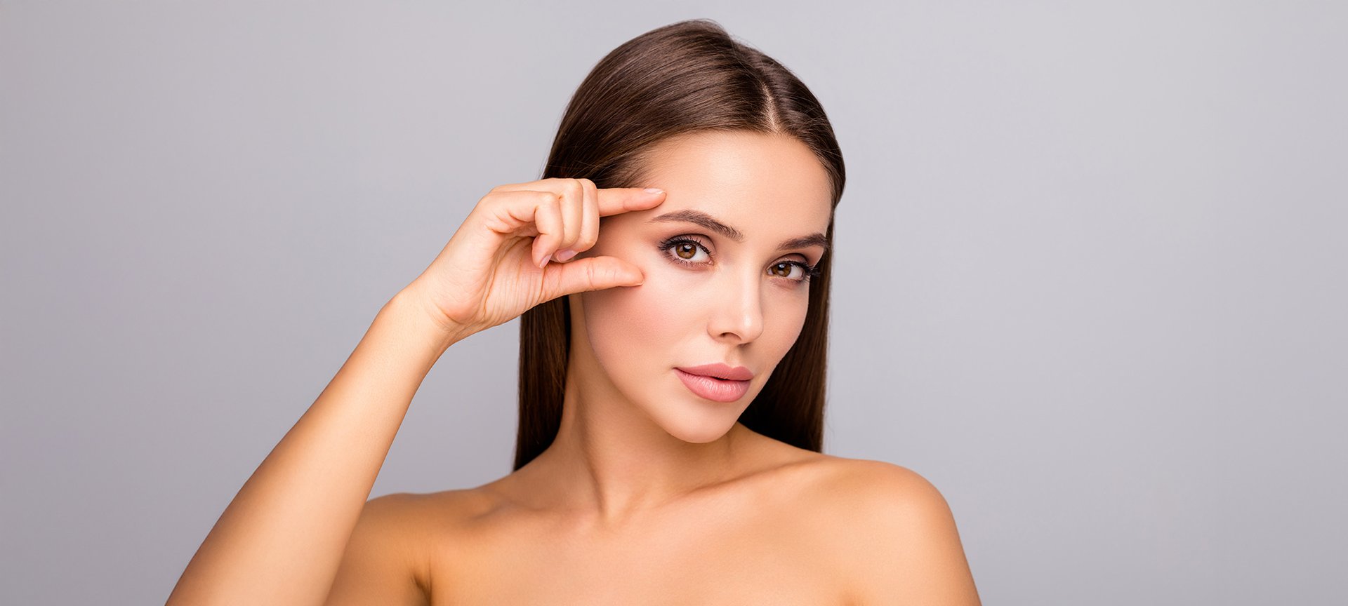 kobieta z perfekcyjnie gładką skórą twarzy