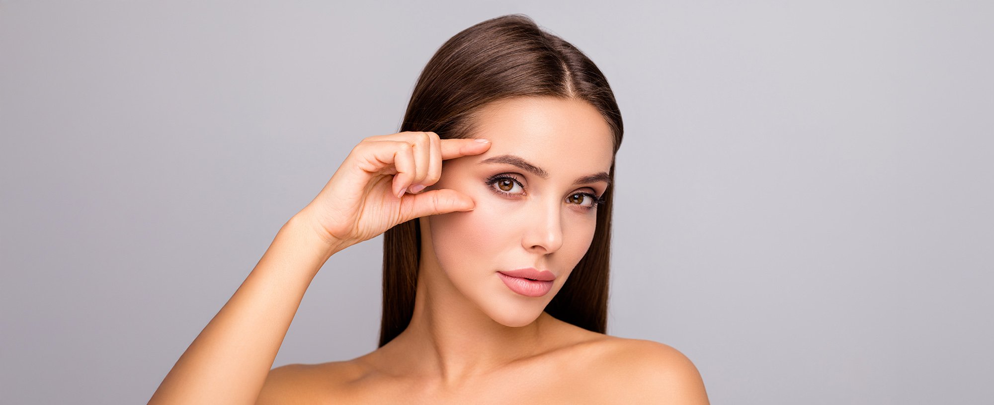 kobieta z perfekcyjnie gładką skórą twarzy