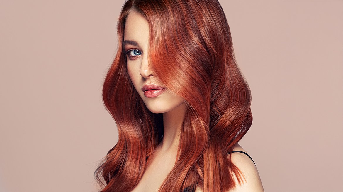 Ciemne włosy w rudym refleksem