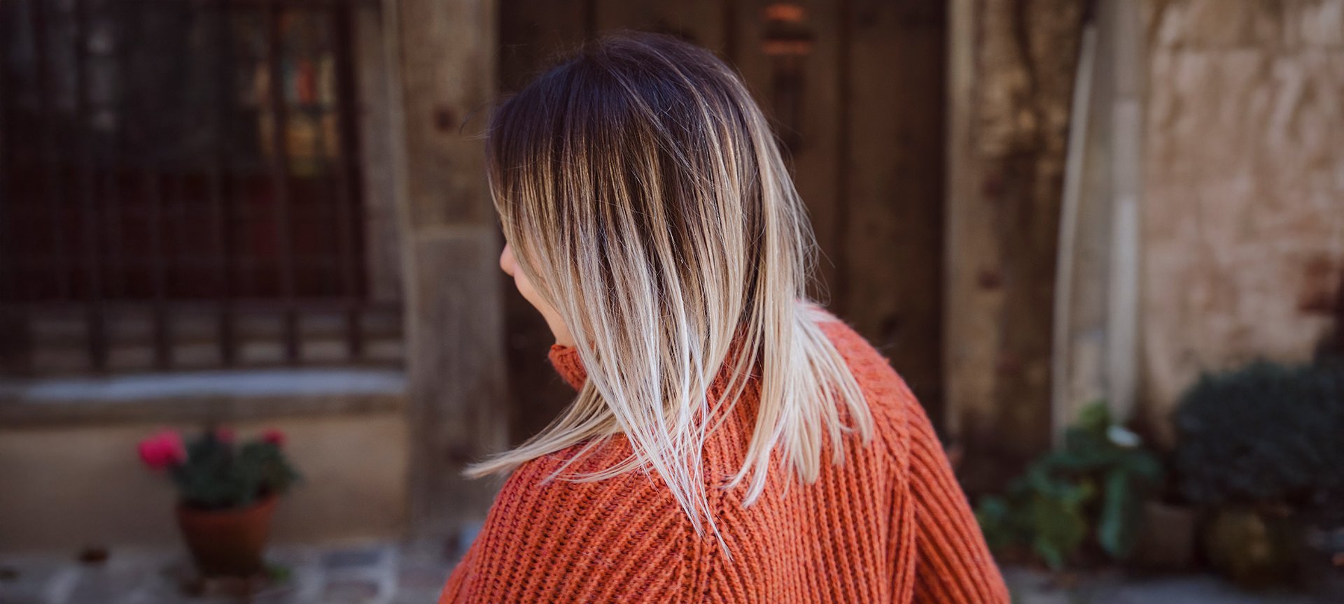 Kobieta wczesująca we włosy odżywkę w łazience