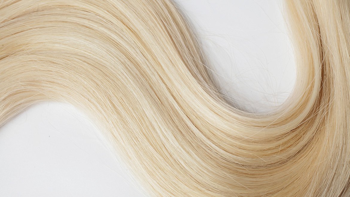 Zbliżenie na pasmo jasnoblond włosów