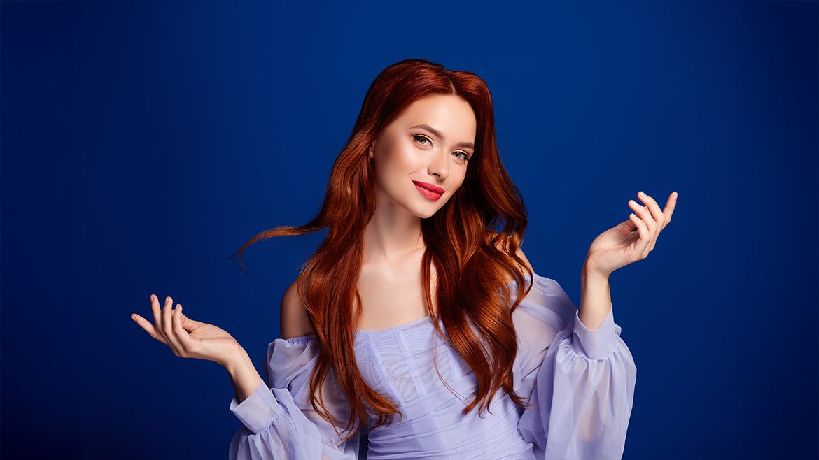 Kobieta prezentująca lśniące, proste długie włosy