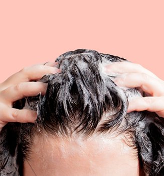 Mycie włosów szamponem do włosów farbowanych