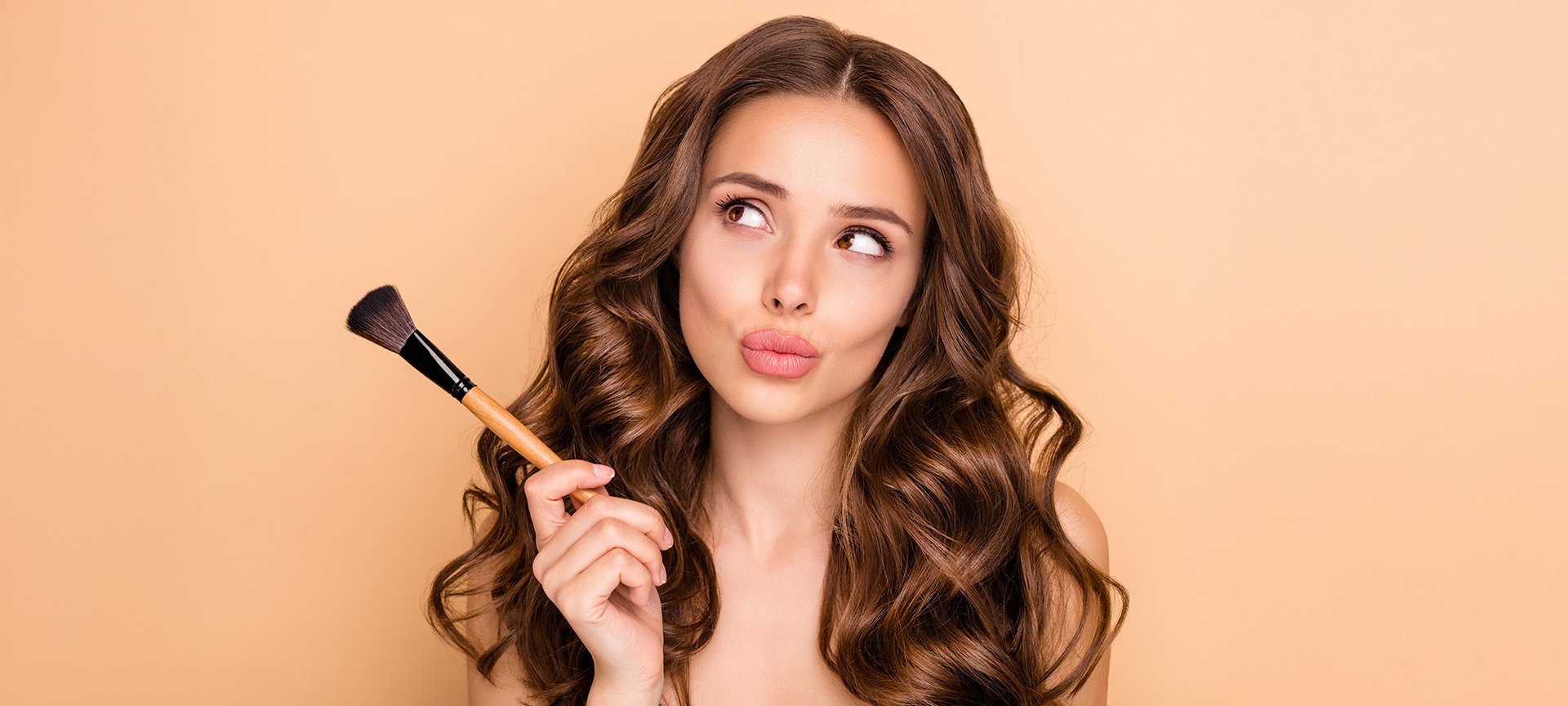 Młoda uśmiechnięta kobieta z delikatnym makijażem