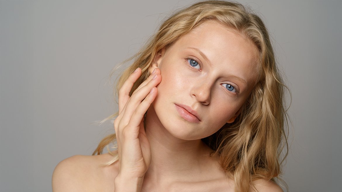 Kobieta w makijażu makeup no makeup