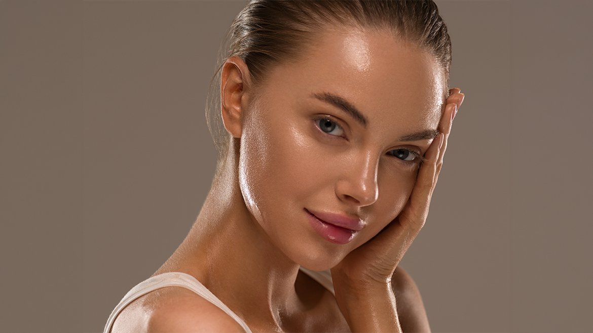 młoda kobieta z rozświetloną cerą