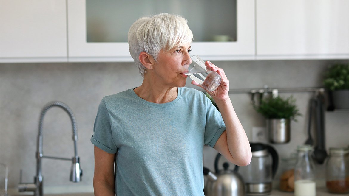 kobieta w dojrzałym wieku pijąca wodę