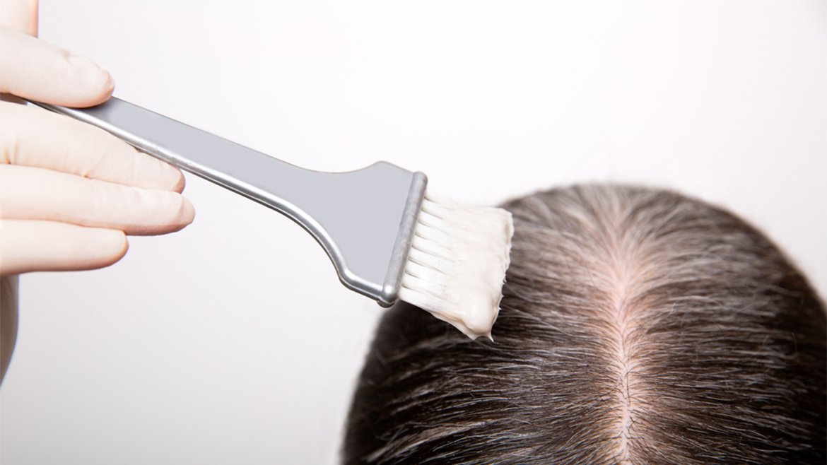 Nakładanie pędzlem farby na włosy z siwymi odrostami