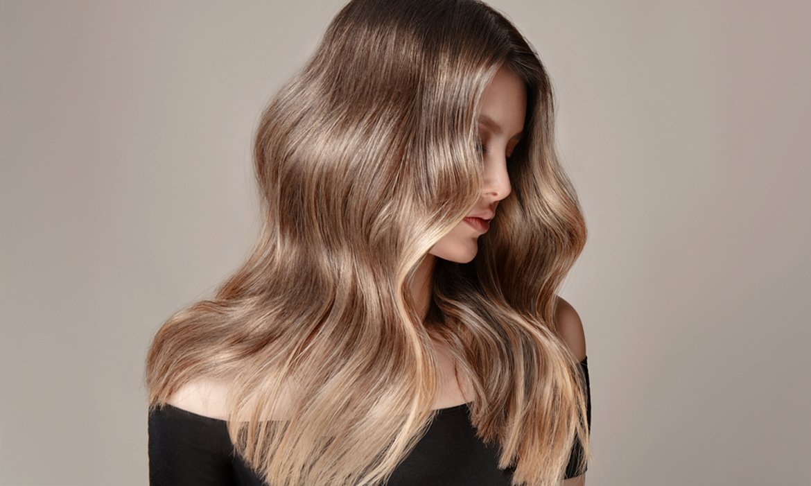  Naturalnie wyglądające włosy ciemny blond z widocznymi refleksami