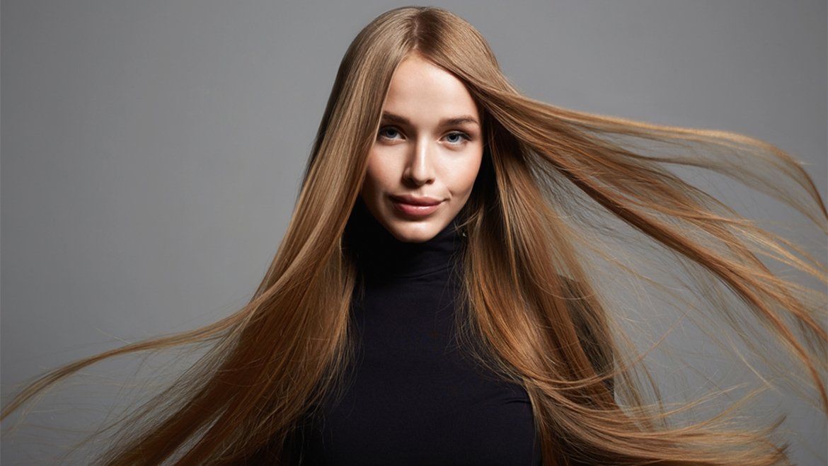 Młoda kobieta o długich naturalnie wyglądających prostych włosach ciemny blond