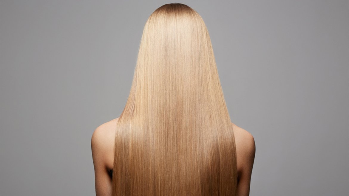 Długie proste włosy pofarbowane na ciepły blond