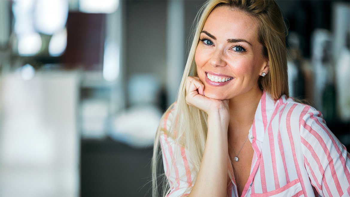 Portret uśmiechniętej kobiety w codziennym makijażu