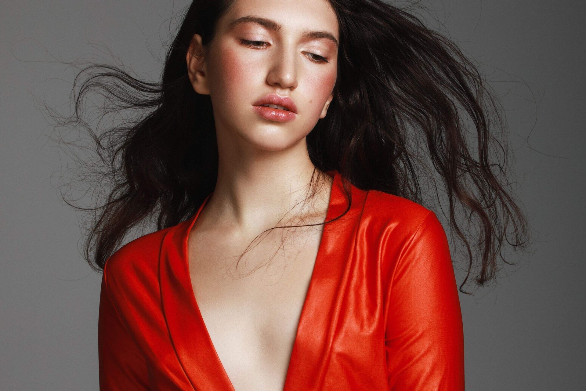 prosty makijaż do czerwonej sukienki