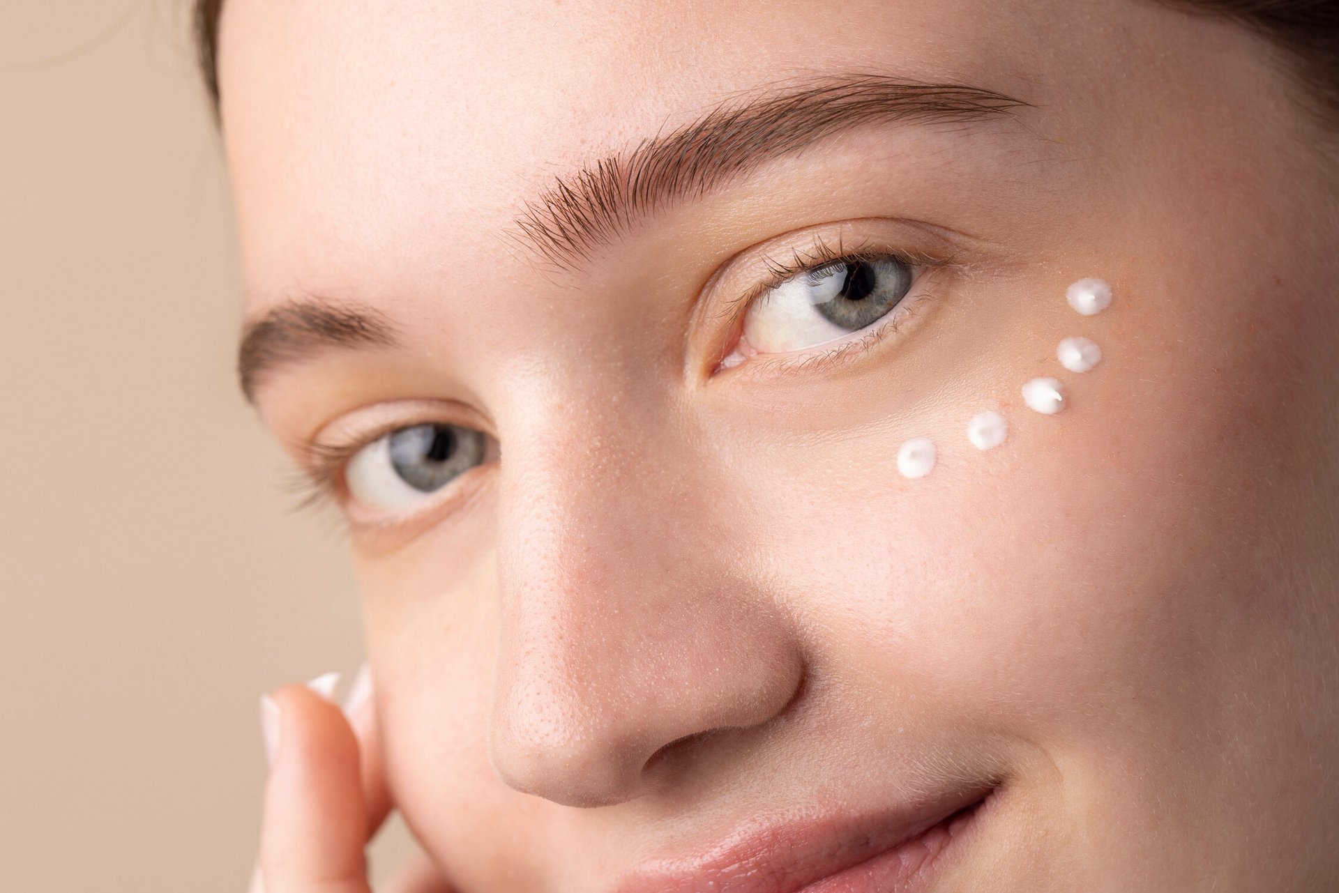 skuteczny krem pod oczy